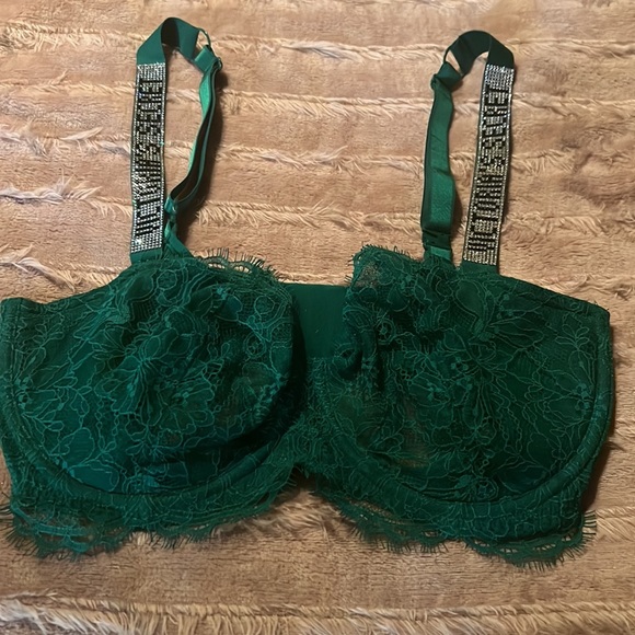 2 VS bras. New without tags - Picture 3 of 4